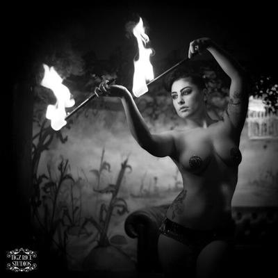 Aurore cracheuse de feu sexy