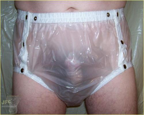 mettre un pantalon en plastique