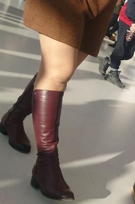 Collants et bottes brillants