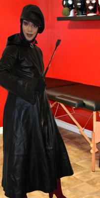 Dominatrix de couro na masmorra com um pau grande