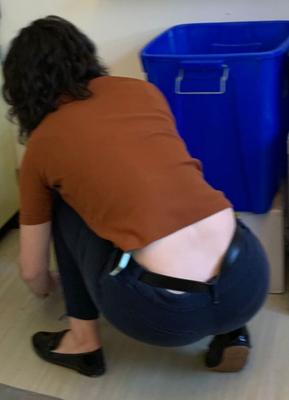 Candid Teacher Pawg inclinándose con pantalones azules ajustados