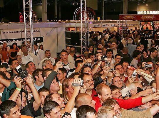 Femmes posant avec leurs fans