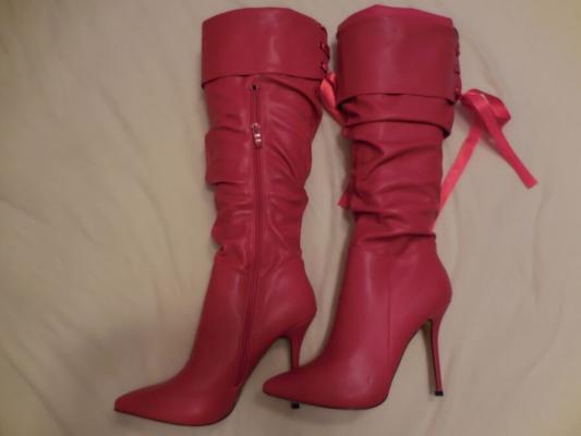 Sperme sur ses bottes rouges