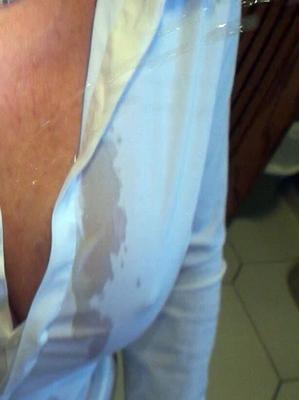 Pisser une CHEMISE Blanche pour voir....