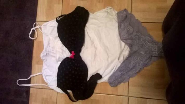 branlette avec cousins ​​haut soutien-gorge et culotte