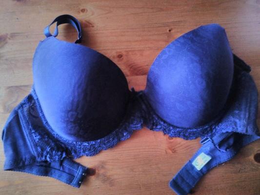 Soutien-gorge bleu E de ma tante emprunté pour mon plaisir --