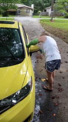 Un autre lavage de voiture caoutchouteux avec sa petite amie