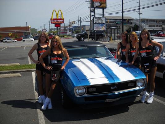 Chicas de Hooters con uniforme negro