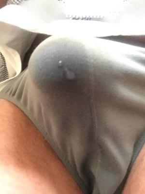 Precum en ropa interior gris