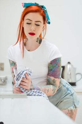 Suicide Girls - Raphaelite - Preparando una tormenta