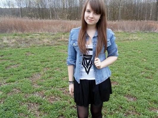 Meine kleine Schwester Ola zeigt ihre leckeren Beine auf dem Feld – erniedrigend