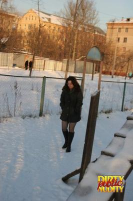 Alisa piss in public square / Pee outdoor in the snow