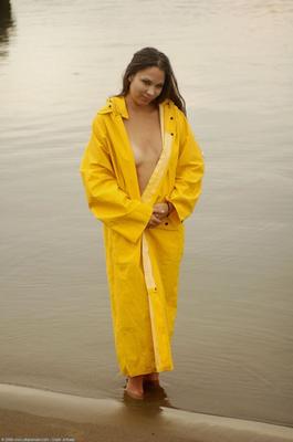 Belle adolescente en imperméable jaune