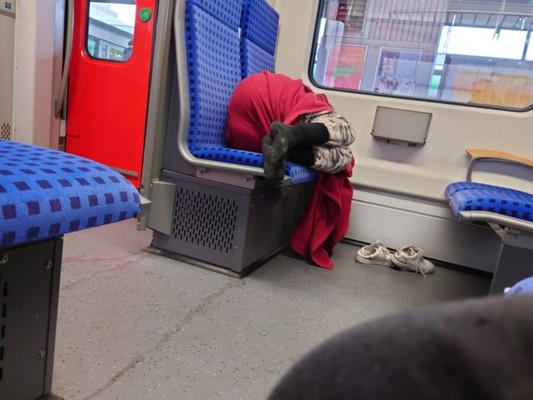 Hombrecito blanco con calcetines para personas sin hogar muy apestosos