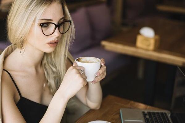 Filles à lunettes