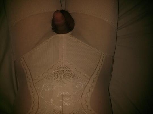 Moi en AIO Pantygirdle sur le lit