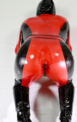 combinaison en latex noir et rouge