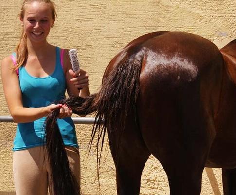 Chicas montando a caballo cuidando a una bestia mascota