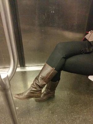 BONITOS PISOS Y BOTAS DE MONTAR CON PIERNAS SEXY EN PARÍS