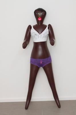 Muñeca negra sujetador blanco bragas moradas