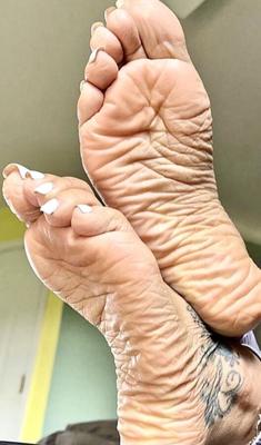 High arches, wrinkled soles, and pretty toes for jerking!