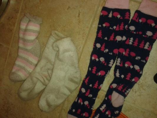 Die junge Teenagerin Sophie hat abgenutzte flauschige Socken!!!!