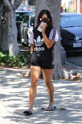 Vanessa Hudgens usando sandálias Adidas