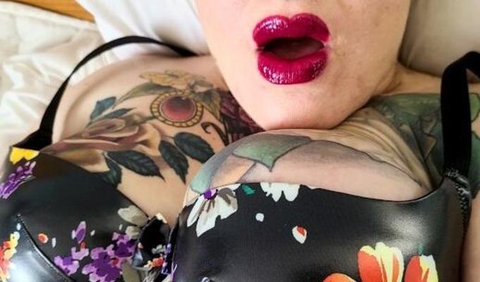 Tätowierte MILF mit großem Lippenstift