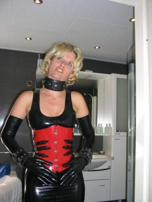 Femme salope hollandaise en latex