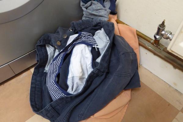 Calcinhas deixadas em jeans pretos de namoradas