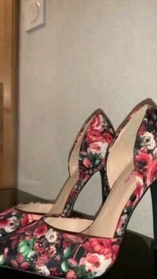 chaussure trovate près d'un cassonetto