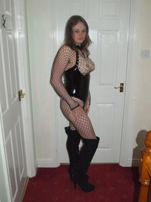 mistress SEXY_SHELLY in boots and latex whips