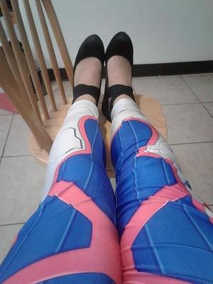 D.va-Leggings, Strumpfhosen und schwarze Absätze.