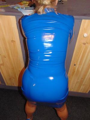 Blaues Latex Kleid