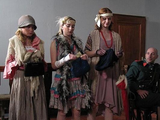 Tres chicas geniales en una película de nalgadas