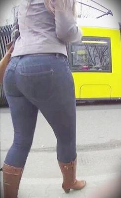 Mädchen und enge Jeans Po sehen