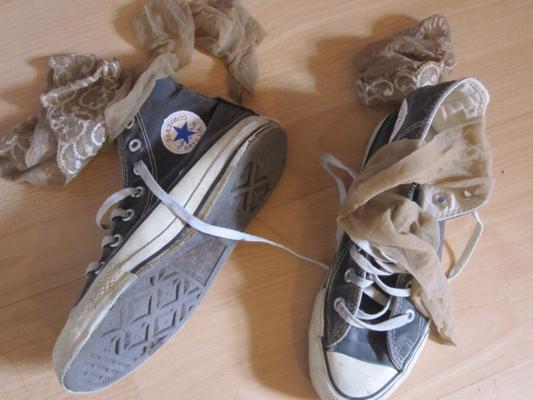 Medias de nailon gastadas y Converse