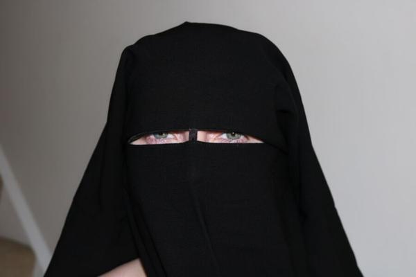 Niqab-Frau posiert nackt in Riemchen-High-Heels