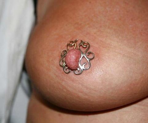 Ornements et piercings de mamelon.