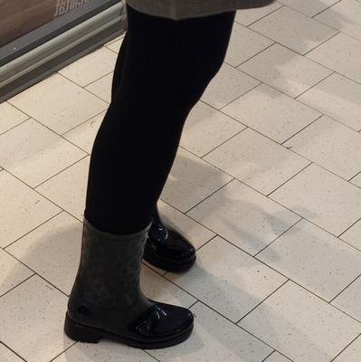 Devinez Gummistiefel et Strumpfhose