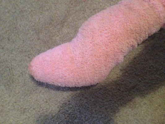 Flauschiger, mit Socken überzogener Dildo