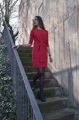 Chica elegante en vestido rojo