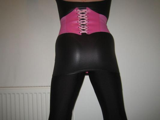 mon cul de poule mouillée brillant dans des leggings en spandex