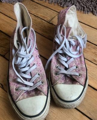 Fetichiste des Converse sales (Dirty shoes)