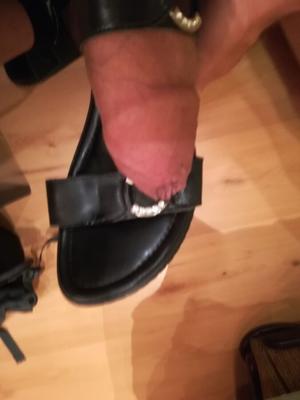 Fick und spritze Ledersandalen von meiner Mutter