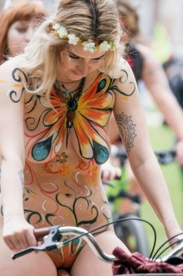 Bodypainting - sa plus jolie robe - AMATEUR