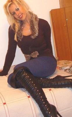 MILF européenne trash en bottes, leggings et collants