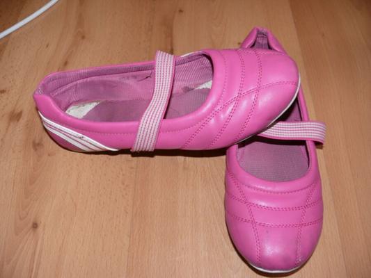 Sperme sur les ballerines roses d'une fille - mon travail