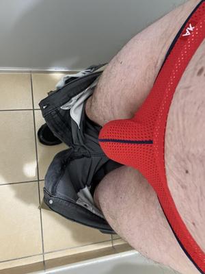 Freche Jockstrap-Bilder in der Werkstoilette