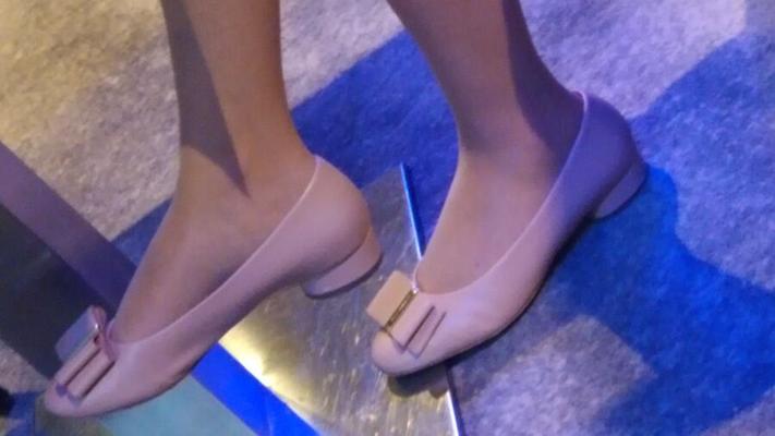 Sapatos de puta de negócios alemães jovens e candids de meia-calça